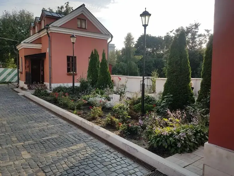 Молодые посадки у служебного корпуса