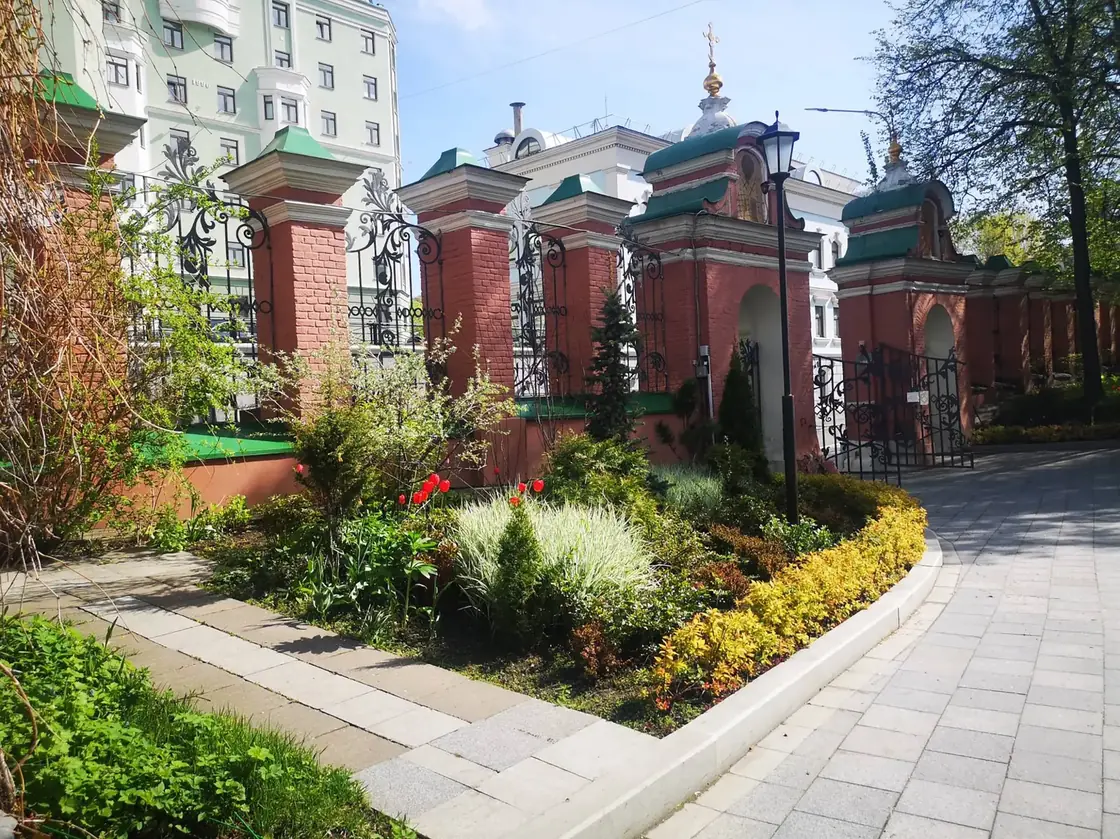 Цветник у исторической ограды